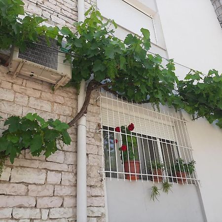 Sofia'S Modern Apartment Gjirokastër Eksteriør billede
